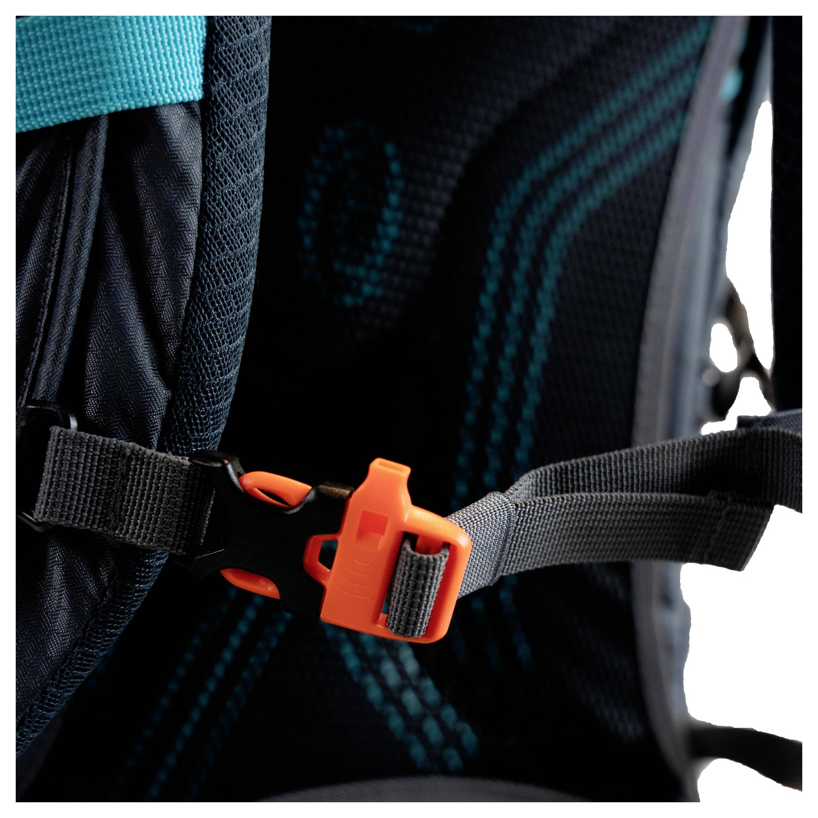 Un gros plan d'une boucle orange et noire sur une sangle de sac à dos, mettant en évidence le mécanisme de fermeture et la texture du tissu.