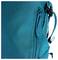 Un gros plan d'un sac à dos de couleur bleu-vert montrant sa texture de tissu et sa poche zippée avec un détail de cordon de serrage.