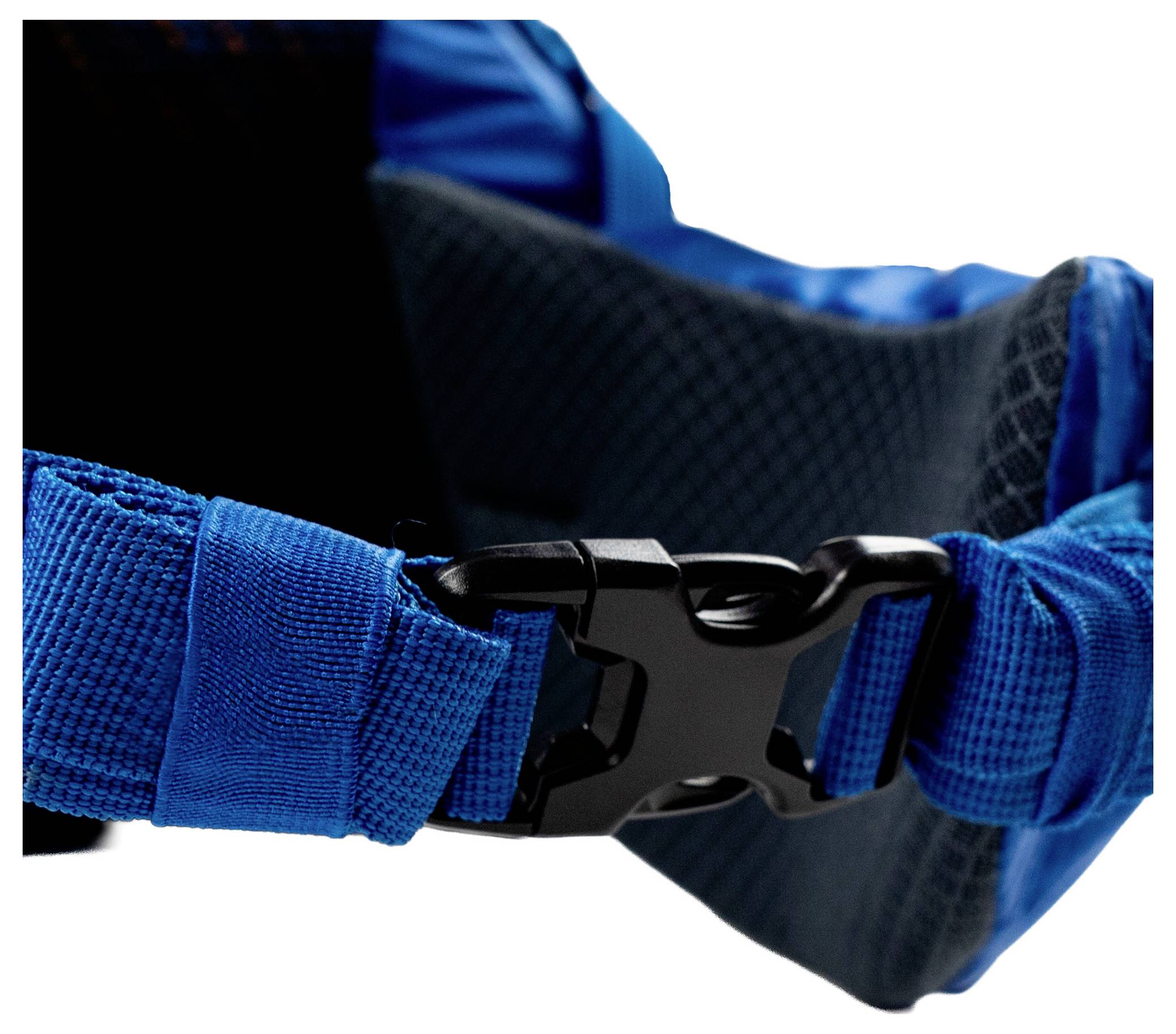 Gros plan d'une sangle de tissu bleu avec une boucle en plastique, probablement partie d'un sac à dos ou d'un sac, mettant en évidence le mécanisme de fixation en détail.