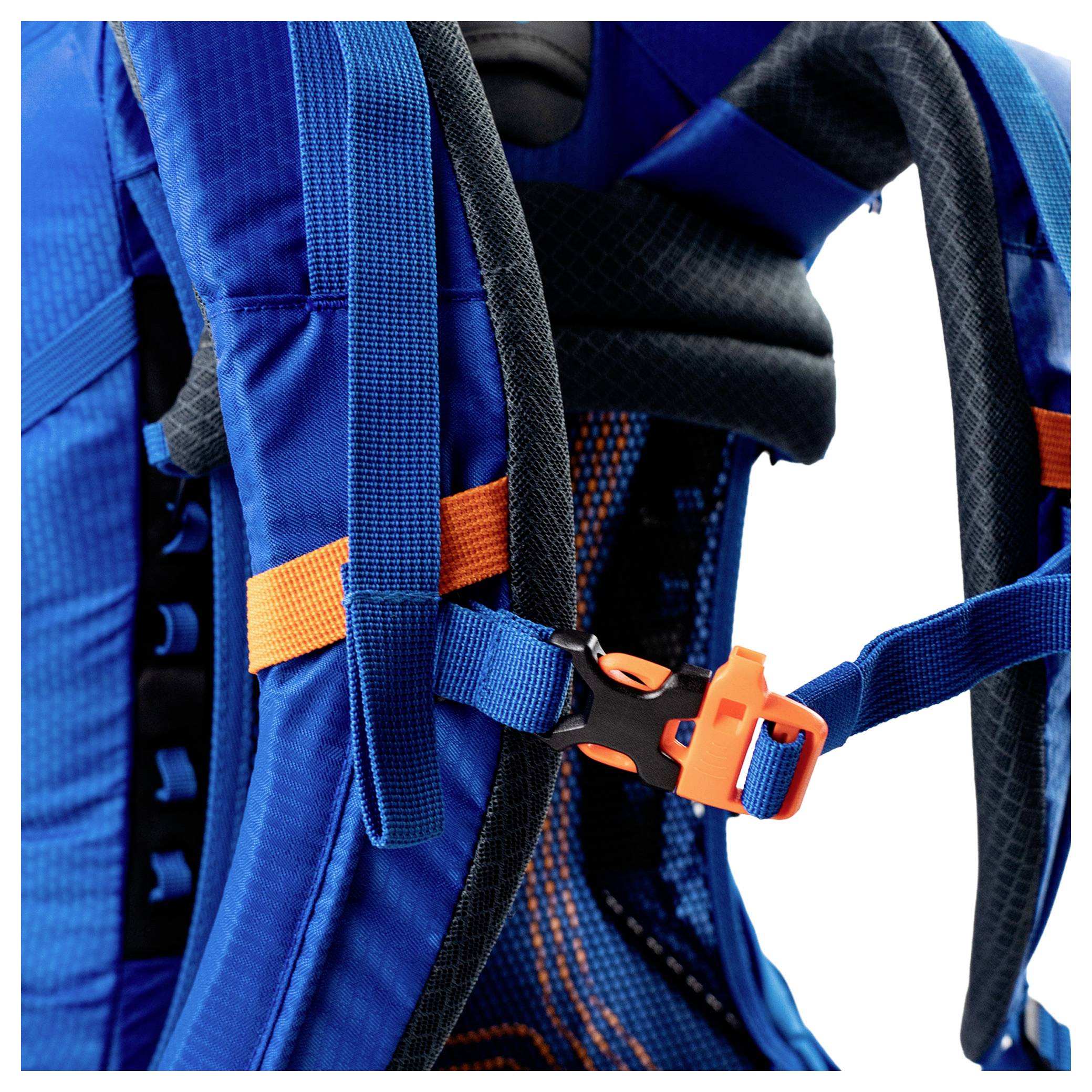 « Un gros plan des bretelles d'épaule réglables d'un sac à dos bleu avec doublure en maille rembourée et boucle de fermeture en plastique orange pour un ajustement sécurisé. »