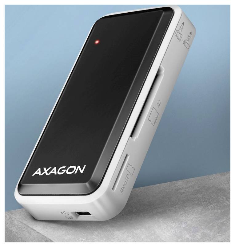 Lecteur de carte USB AXAGON avec voyant indicateur rouge, présenté debout sur une surface sur fond bleu.