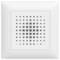 Un haut-parleur blanc carré monté au mur avec une grille de petits trous perforés au centre pour la sortie du son.