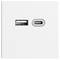 Prise murale blanche avec un port USB-A à gauche et un port USB-C à droite pour la recharge des appareils.