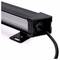 Gros plan d'une barre LED noire avec des supports de montage visibles et un câble d'alimentation qui s'étend de son extrémité.