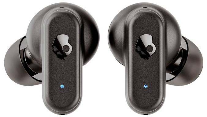 Deux écouteurs sans fil noirs avec un logo de crâne et une petite lumière LED bleue sur chacun.