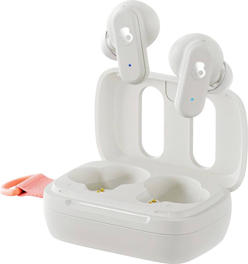 Écouteurs sans fil blancs dans un étui de charge ouvert avec une boucle en tissu rose attachée.