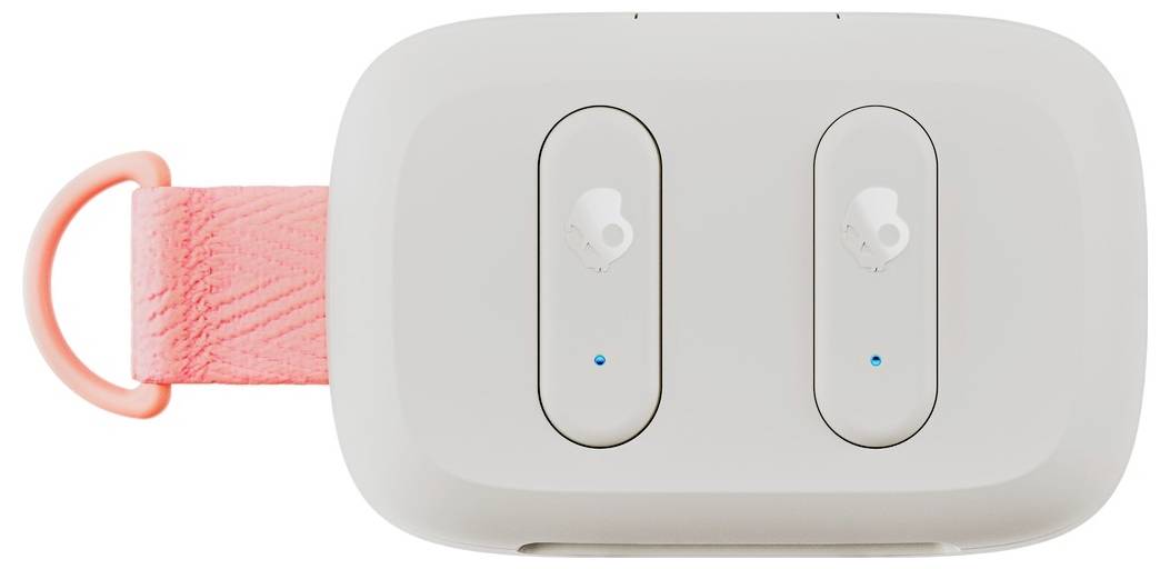 Un boîtier de charge pour écouteurs sans fil blanc avec une boucle en tissu rose attachée, contenant deux écouteurs avec des indicateurs LED bleus.