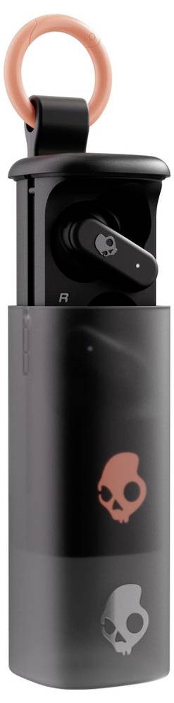 Des écouteurs sans fil noirs et gris dans un étui, présentant un logo de crâne.