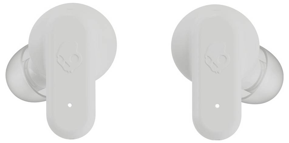 Écouteurs sans fil blancs avec un discret logo de crâne sur chacun, affichant un design épuré et des embouts auriculaires en silicone pour le confort.