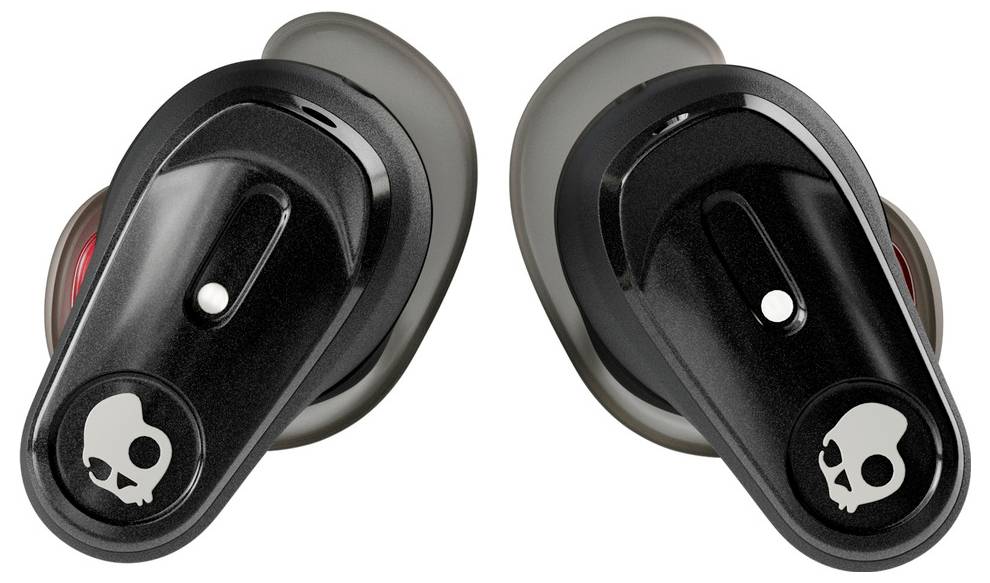 Écouteurs sans fil doubles de couleur noire avec logo de crâne sur chacun, vus de dessus ; conçus pour une utilisation intra-auriculaire.