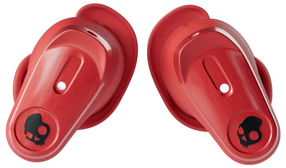 Écouteurs sans fil rouges avec un logo de crâne noir sur chacun, conçus pour une utilisation intra-auriculaire, présentés sur un fond blanc.