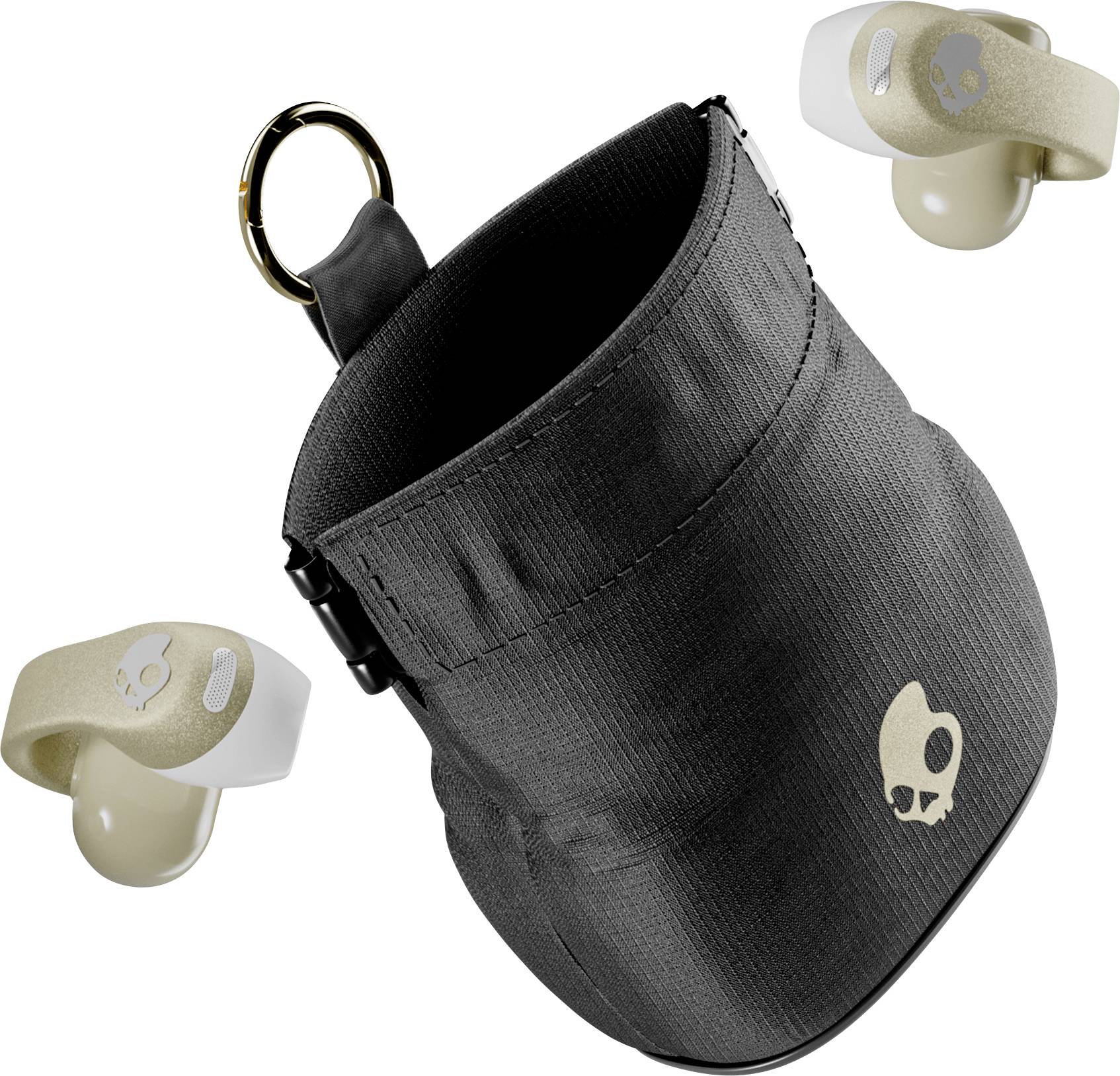 Écouteurs 'Skullcandy' de couleur beige avec logo, aux côtés d'un étui de transport en tissu noir avec une attache anneau métallique, flottant sur un fond blanc.
