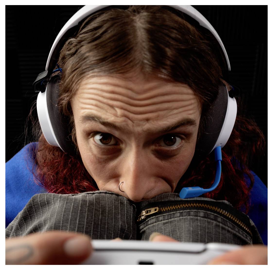 Casque audio sans fil supra-auriculaire noir avec clé USB, probablement pour la connectivité.