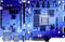 Une carte de circuit bleu présentant un grand processeur central marqué « Qualcomm » et diverses puces plus petites ainsi que des connecteurs, caractéristique du matériel informatique technique.