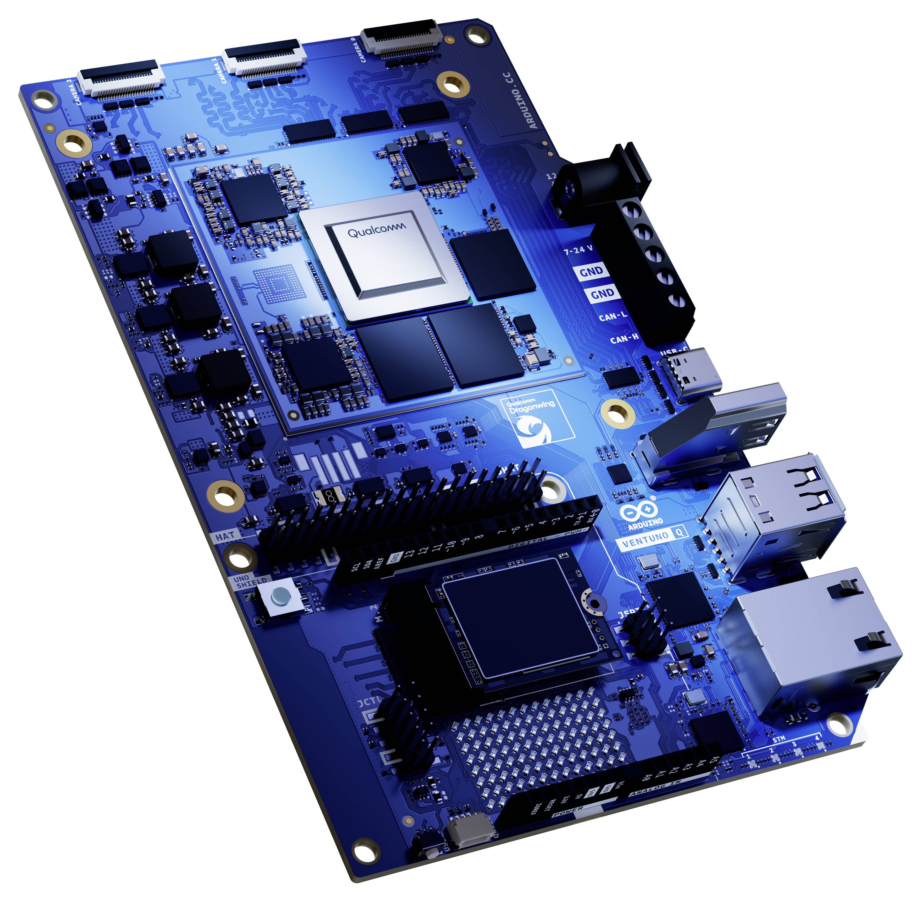 Une carte de circuit bleu présentant un processeur central étiqueté 'Qualcomm', divers ports, connecteurs et puces, sous un éclairage intense.