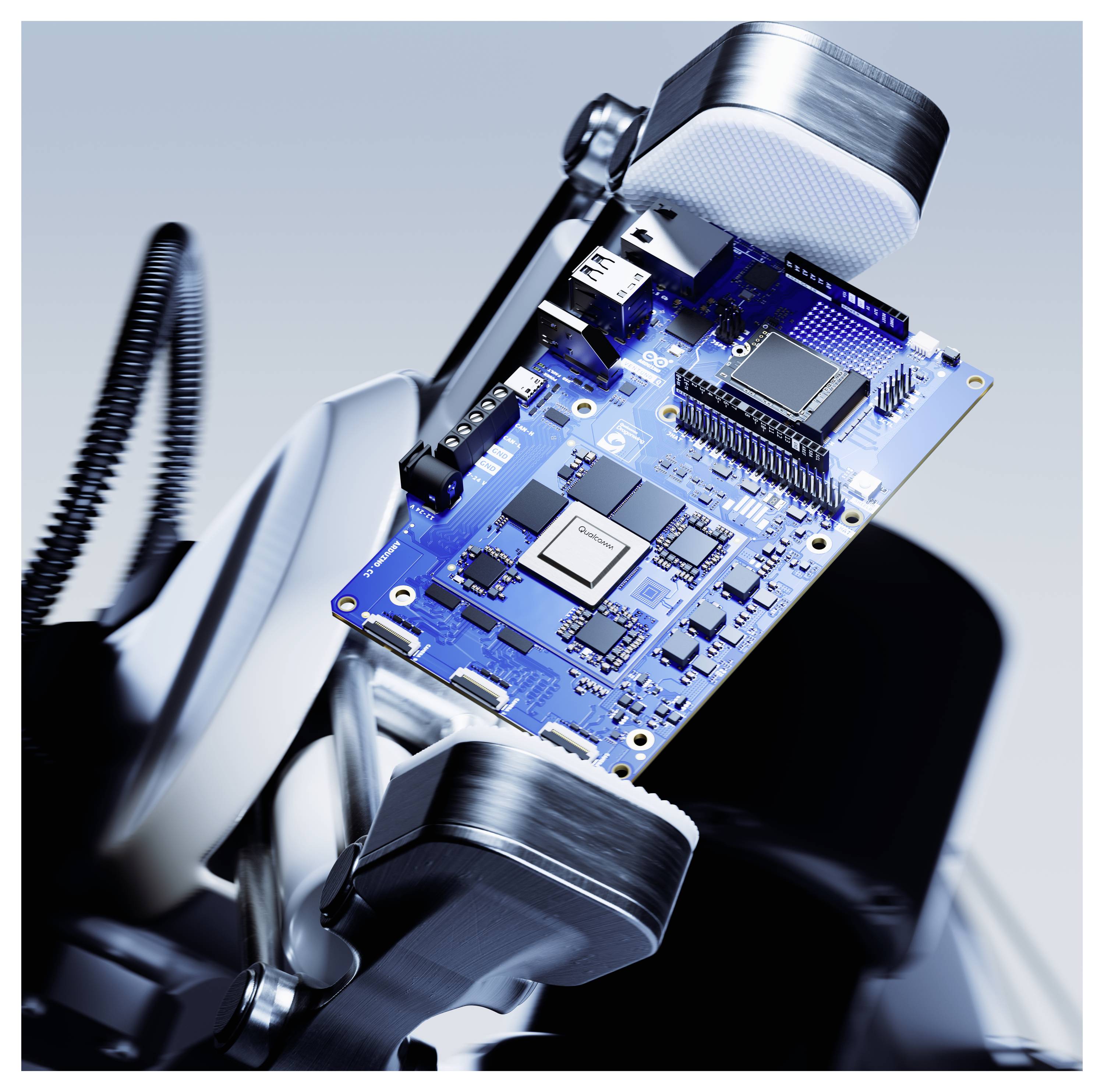 Un bras robotique tenant une carte de circuit imprimé bleue, présentant diverses puces et composants électroniques, sur un fond flou.