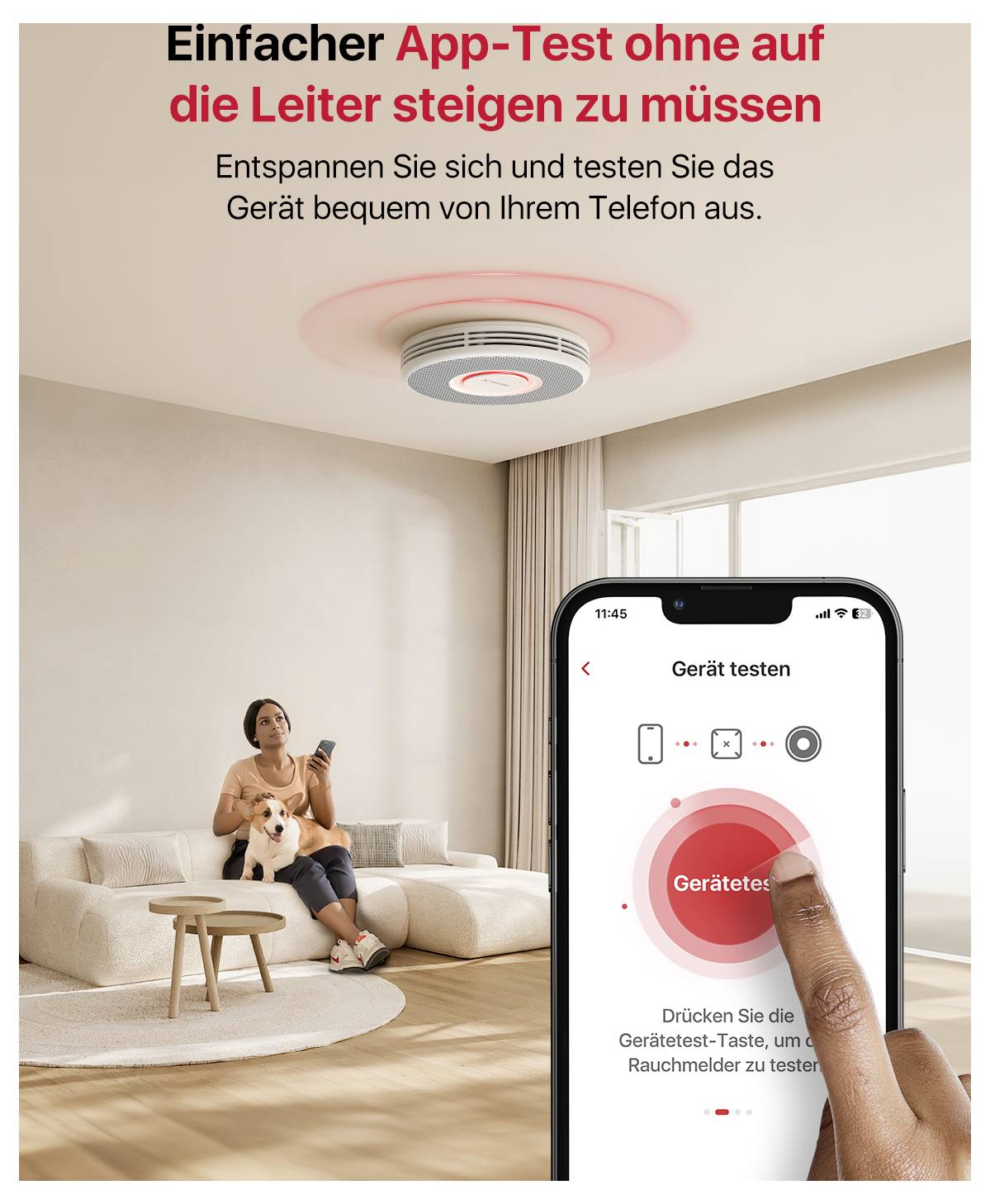 Un détecteur de fumée au plafond émet une lumière rouge. Une personne est assise sur un canapé en tenant un chien. Une main pointe vers une application smartphone pour tester l'appareil.