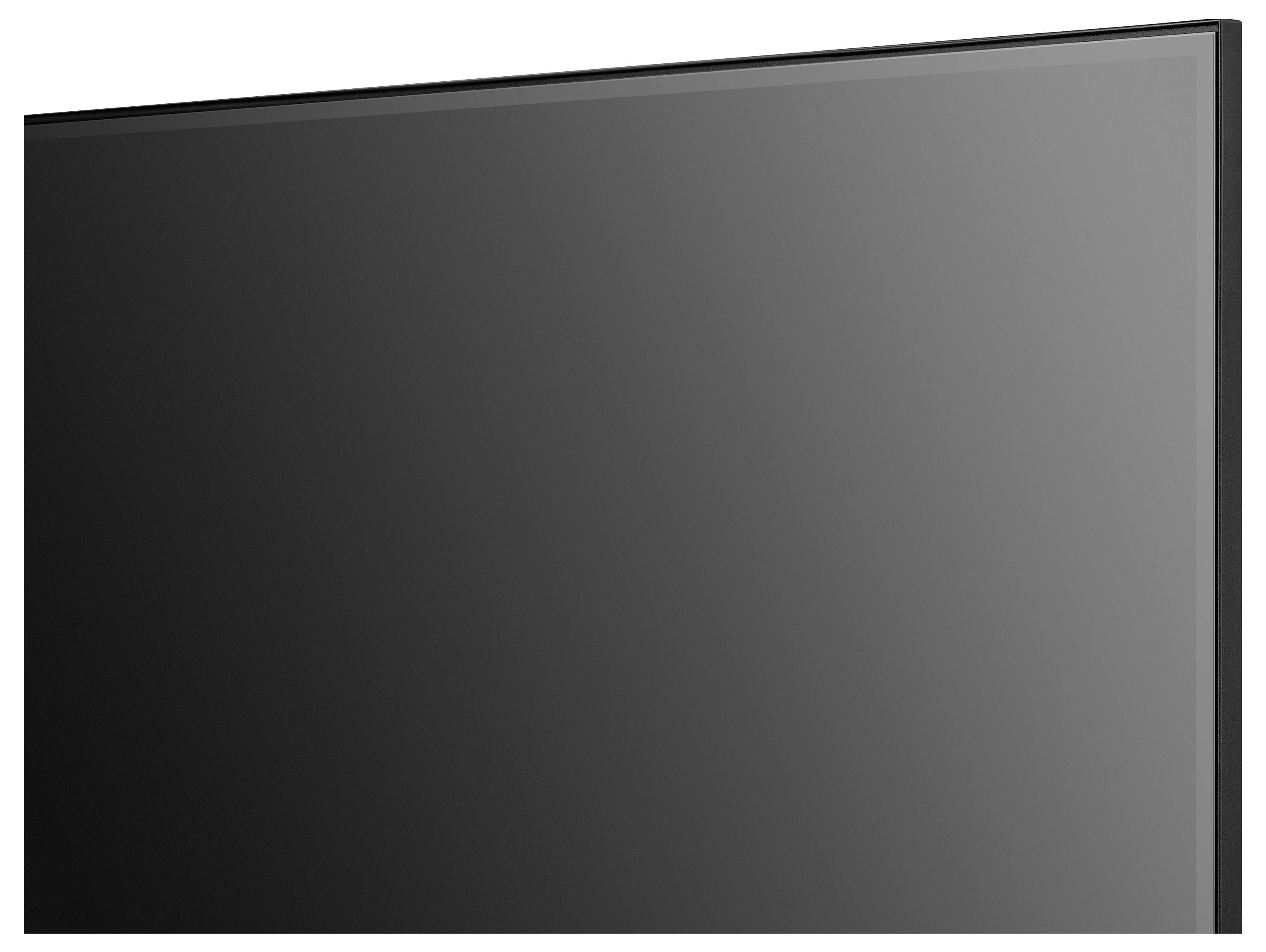 Une vue oblique épurée d'un téléviseur à écran plat moderne vierge avec un cadre noir fin sur un fond blanc, mettant l'accent sur le design.