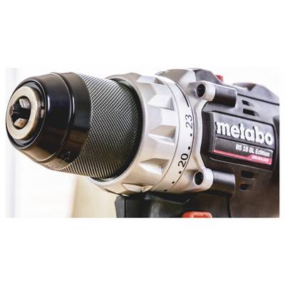 Gros plan d'une perceuse sans fil Metabo montrant le mandrin, la poignée et les réglages de couple sur le corps de l'outil.