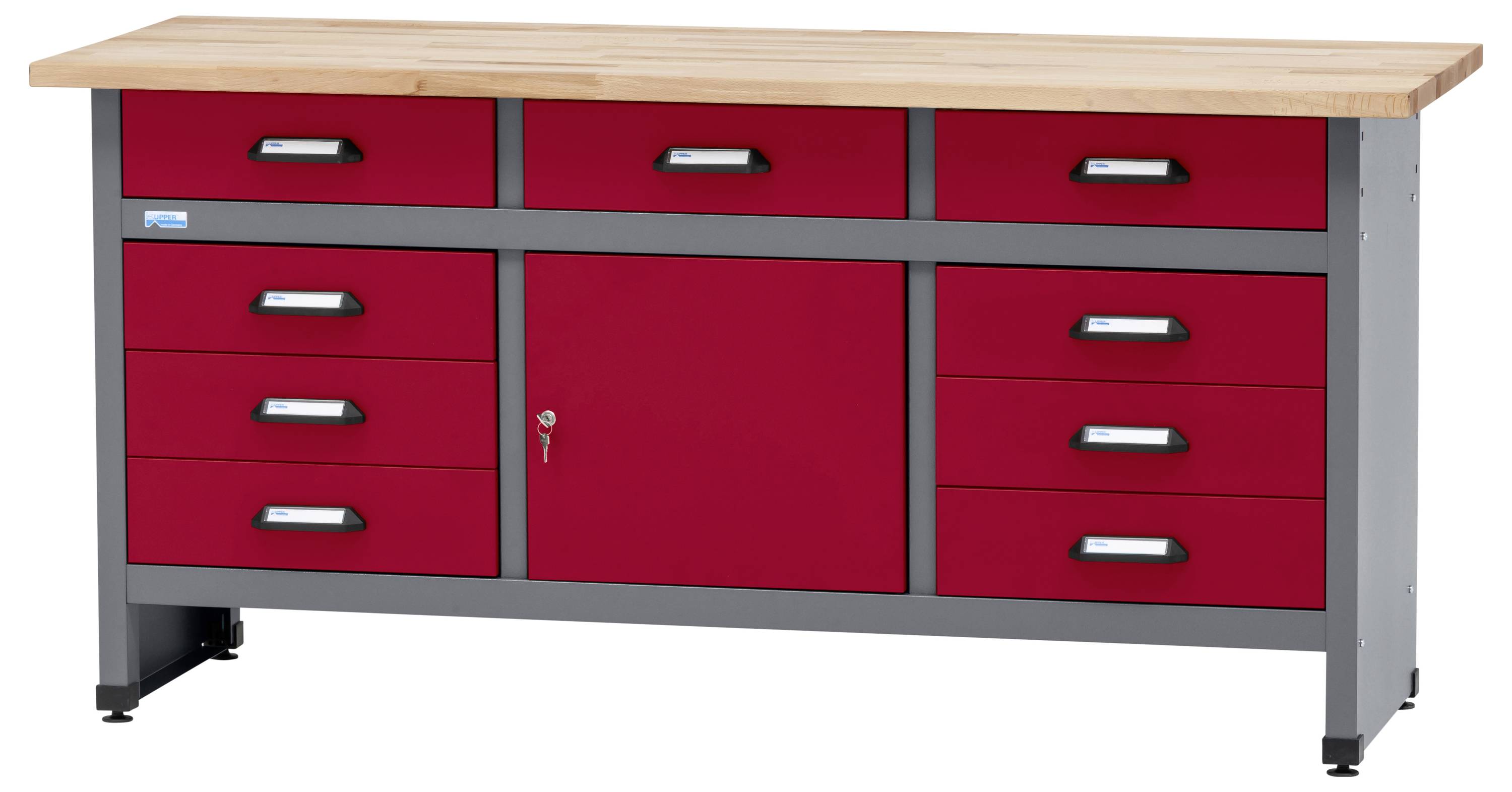 Un établi rouge et gris avec un plateau en bois, dotté de neuf tiroirs et d'une armoire centrale équipée d'un cadenas, conçu pour le rangement des outils.