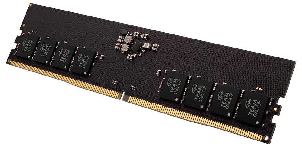 Un bâtonnet de RAM informatique avec plusieurs puces mémoire sur une carte de circuit, dotée de connecteurs dorés sur le bord inférieur.