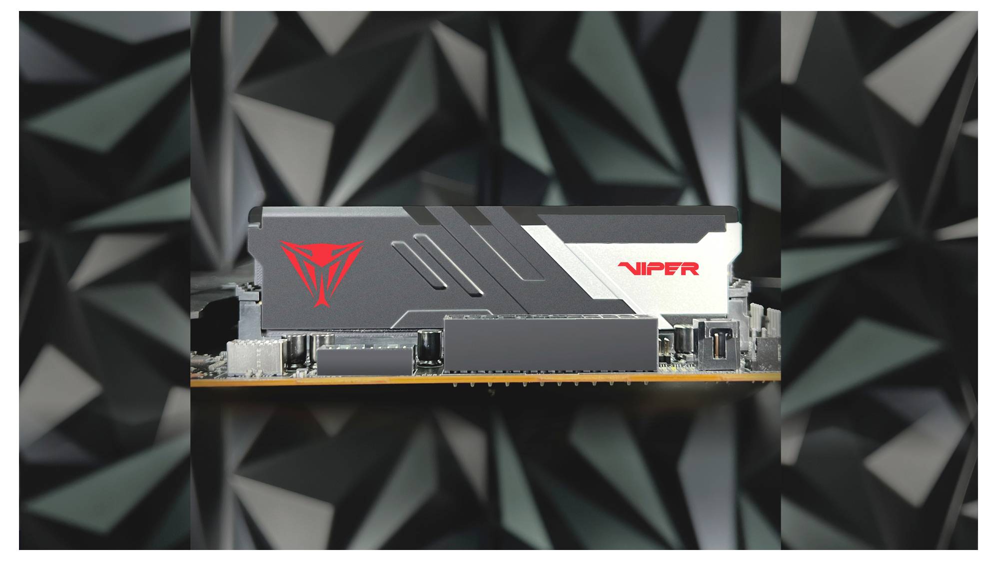 Un module RAM avec la marque « VIPER » et un design géométrique décoratif, sur un fond de formes polygonales abstraites.