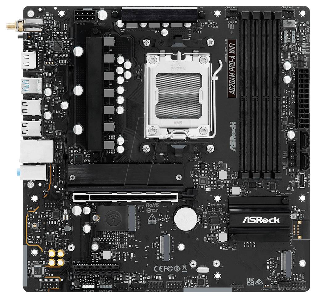 Une carte mère ASRock noire dotée de plusieurs emplacements et ports, incluant des emplacements pour RAM, un socket CPU et des ports USB, conçue pour le matériel informatique.