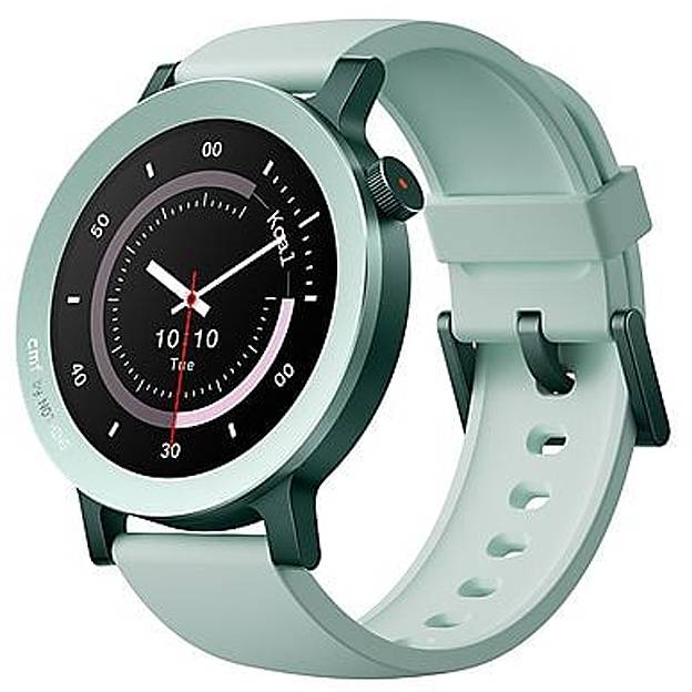 Montre intelligente vert menthe avec affichage analogique rond et bracelet en silicone, présentée en angle sur un fond blanc.