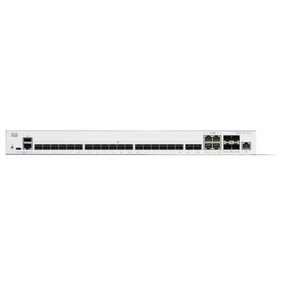 Commutateur réseau Cisco doté de multiples ports Ethernet et de connexions par fibre optique, ainsi que d'indicateurs LED d'état, utilisé pour l'acheminement du réseau.