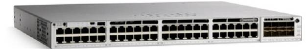 Un commutateur réseau 48 ports avec un design rectangulaire épuré, doté de rangées de ports Ethernet pour connecter différents appareils et optimiser le flux réseau.