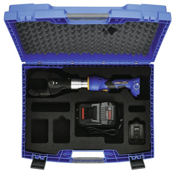 Boîte à outils bleue ouverte contenant un outil hydraulique avec une lame courbe, un chargeur et une batterie, tous soigneusement disposés dans des compartiments en mousse.