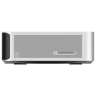 Vue de face d'un appareil argenté avec une grille noire perforée, un panneau latéral foncé et un petit port ou fente d'indicateur près du coin inférieur droit.