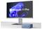Un écran Windows 11 Pro affiché sur un moniteur à côté d'un petit PC compact bleu sur une surface blanche.