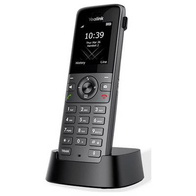 Un téléphone sans fil avec un écran numérique affichant l'heure '10:39' et la date 'jeu, 26 mar'. Le téléphone est placé sur un socle de chargement.