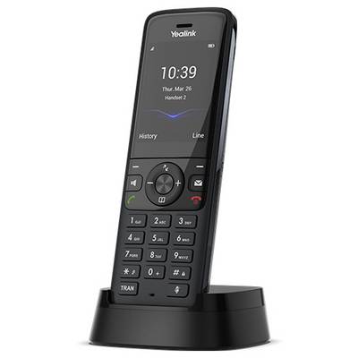 Un téléphone sans fil noir avec un écran numérique affichant l'heure « 10:39 » et la date « jeu. 26 mar ». Il est dressé sur sa base de recharge.