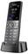 Un téléphone de bureau sans fil avec un affichage numérique affichant « 10:39 jeu. 26 mar Combiné 2 », placé dans son socle de chargement.