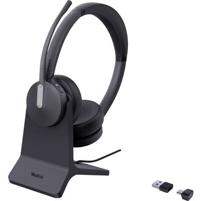 Un casque sans fil noir avec microphone sur un socle de charge, accompagné d'une clé USB et d'un adaptateur sur fond blanc.