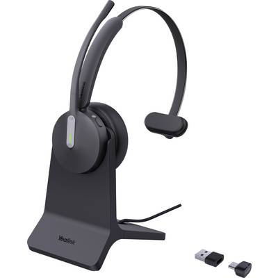 Un casque sans fil noir avec microphone sur un support, montrant un dongle USB et un adaptateur à proximité.