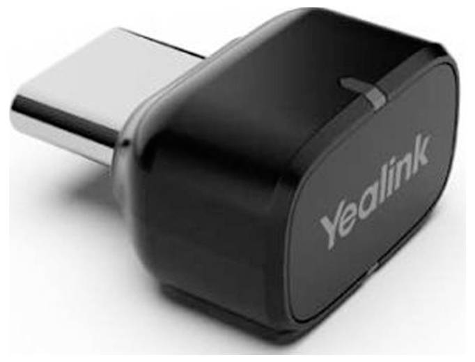 Adaptateur USB-C Yealink orienté vers la gauche, mettant en évidence sa taille compacte et son design épuré, principalement utilisé pour améliorer la connectivité.