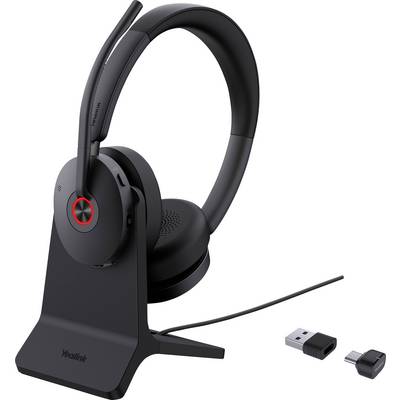Un casque audio sans fil de couleur noire avec microphone intégré sur un socle de charge, accompagné d'un adaptateur USB et d'un connecteur, adapté à l'utilisation informatique.