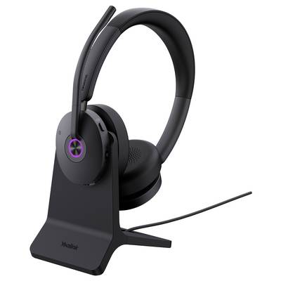 Casque sans fil sur un support de bureau, doté d'une seule oreillette, d'un bras microphone et d'un câble de charge, adapté à l'utilisation au bureau.