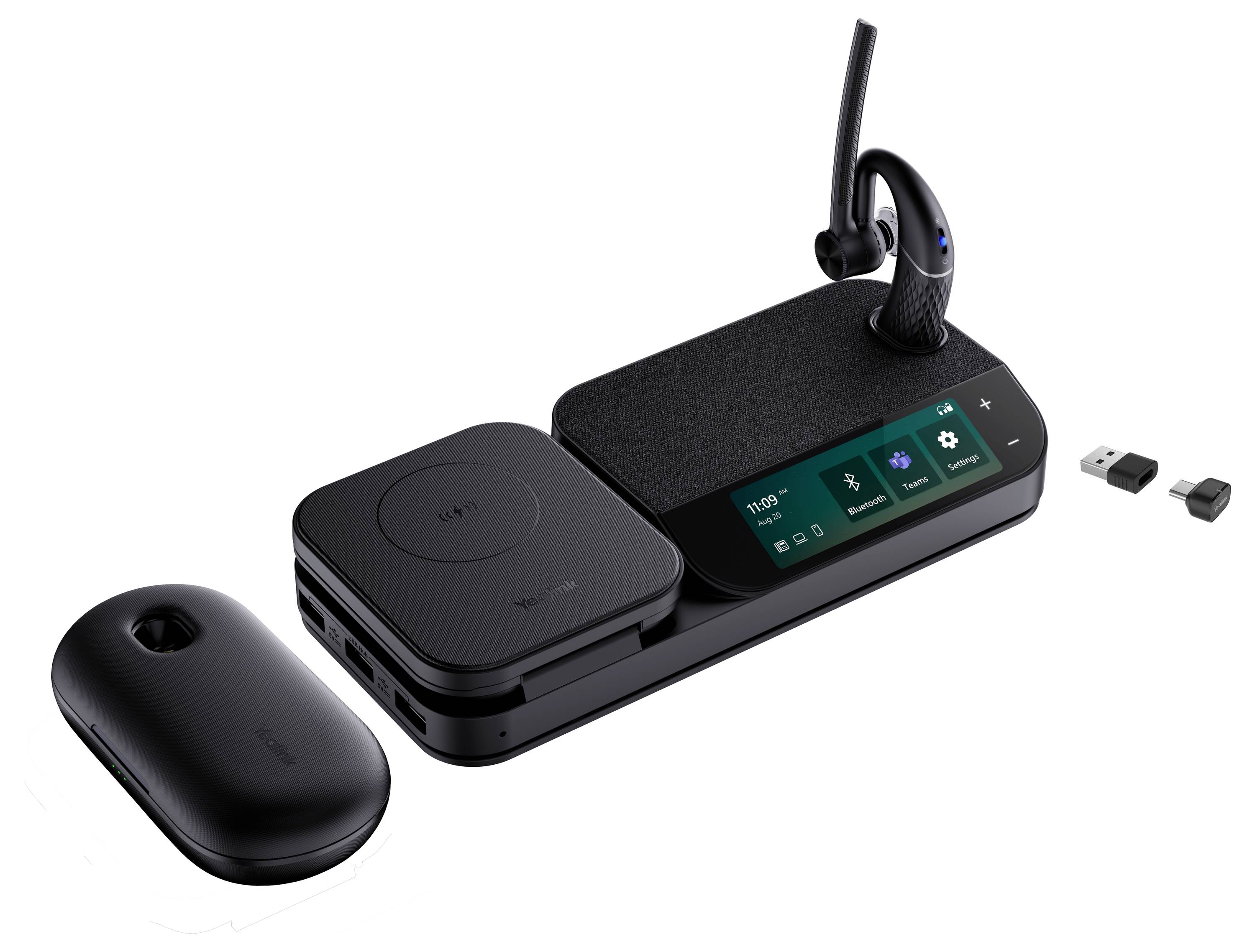 Une élégante station de recharge électronique noire avec un écouteur sans fil, une souris, un coussin de recharge et des connecteurs USB, affichant l'heure numérique et les paramètres.