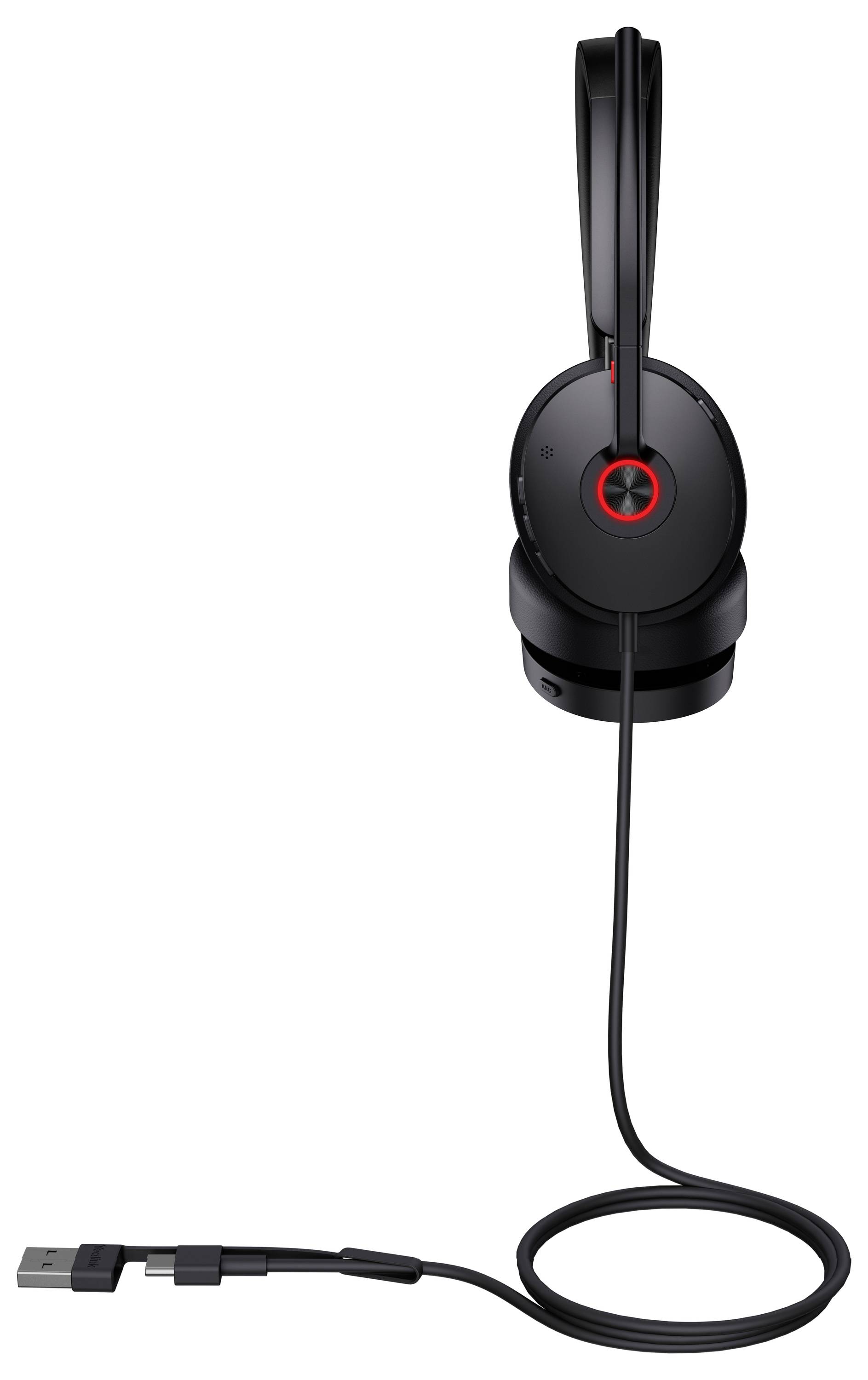 Un casque USB noir avec microphone, présentant un accent rouge autour de l'écouteur. Le câble est affiché avec un connecteur USB.