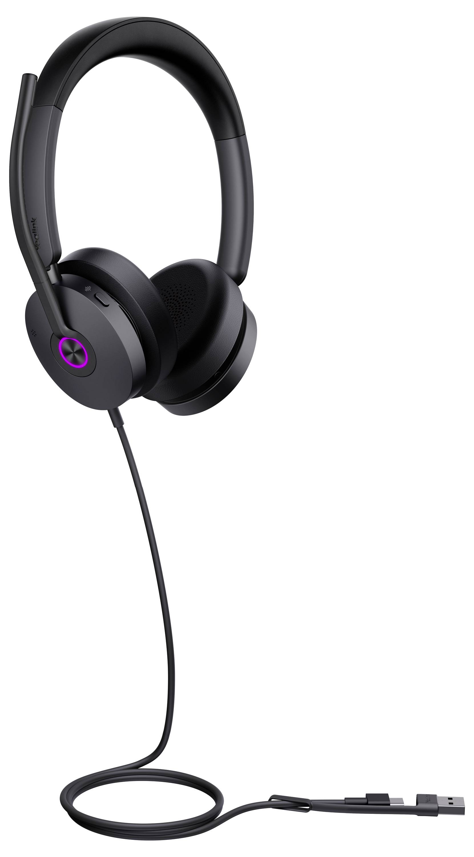 Un casque supra-auriculaire noir avec microphone dispose de commandes intégrées et d'un connecteur USB, adapté aux appels audio et à l'utilisation du jeu.