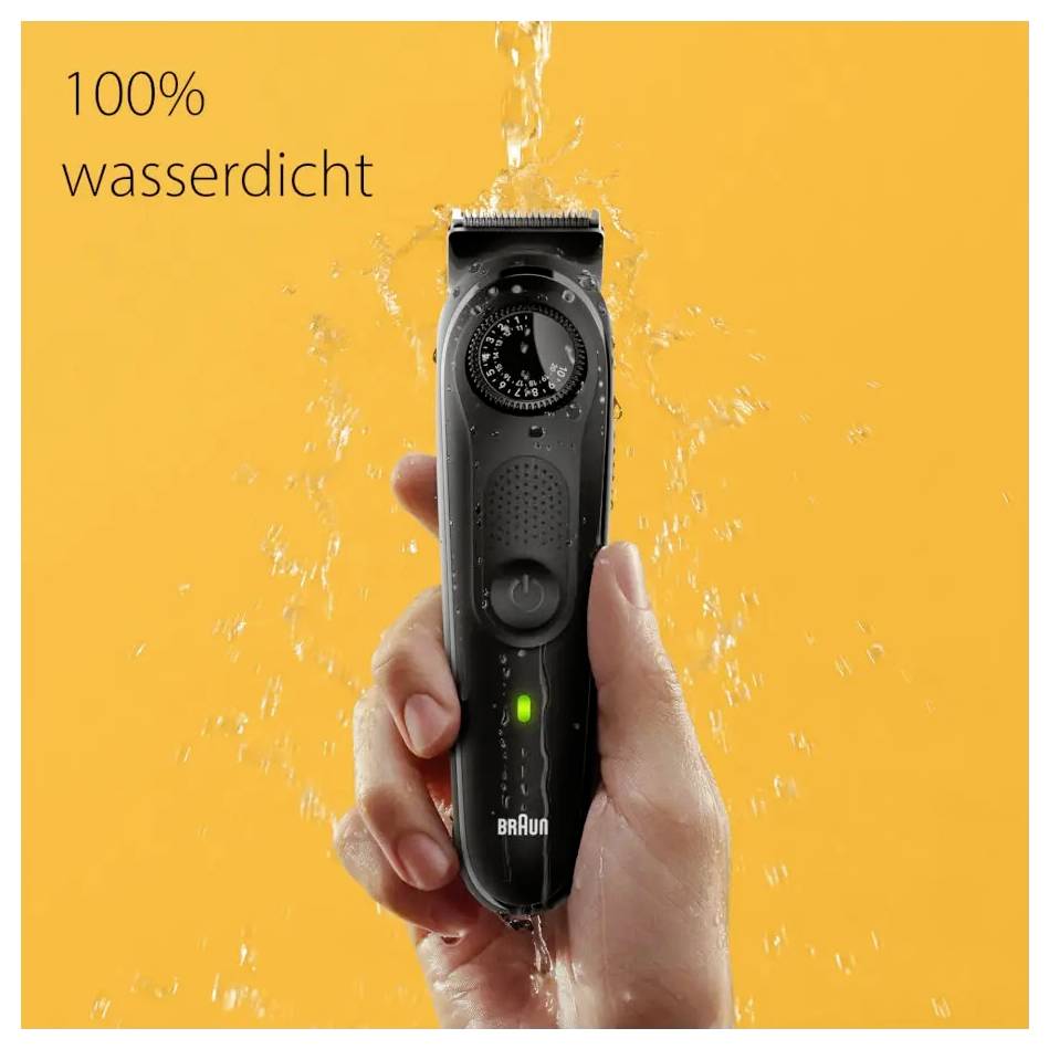 Une main tenant un trimmer noir avec de l'eau qui éclabosse, sur un fond orange. Le texte indique « 100% wasserdicht » ce qui signifie étanche à l'eau.
