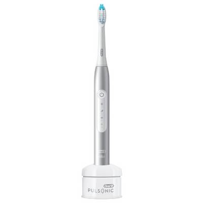 Brosse à dents électrique avec un manche argenté affichant les boutons d'alimentation et de mode, se tenant dans un socle de chargement.