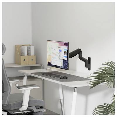 Bureau à domicile moderne avec un bureau réglable, un moniteur sur un support mural, un clavier et une souris, une chaise, une étagère avec des dossiers et une plante.
