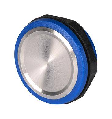 Un bouton métallique rond avec un centre en acier brossé, entouré d'anneaux bleus et noirs, probablement utilisé pour des appareils électroniques ou des machines.