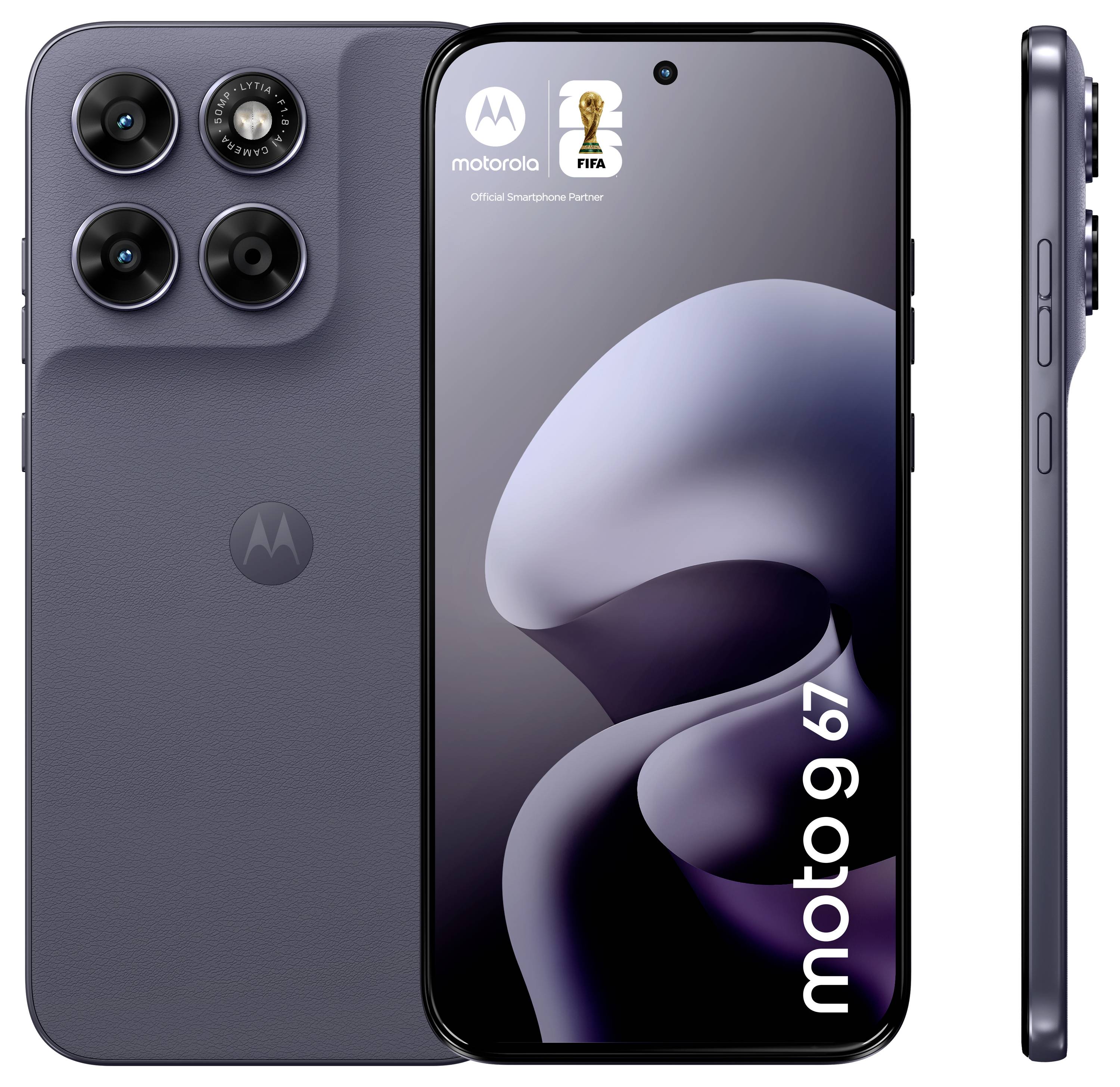 Un téléphone intelligent affiche le modèle « moto 9 67 » avec un triple appareil photo à l'arrière. L'écran affiche « motorola » et un logo FIFA.