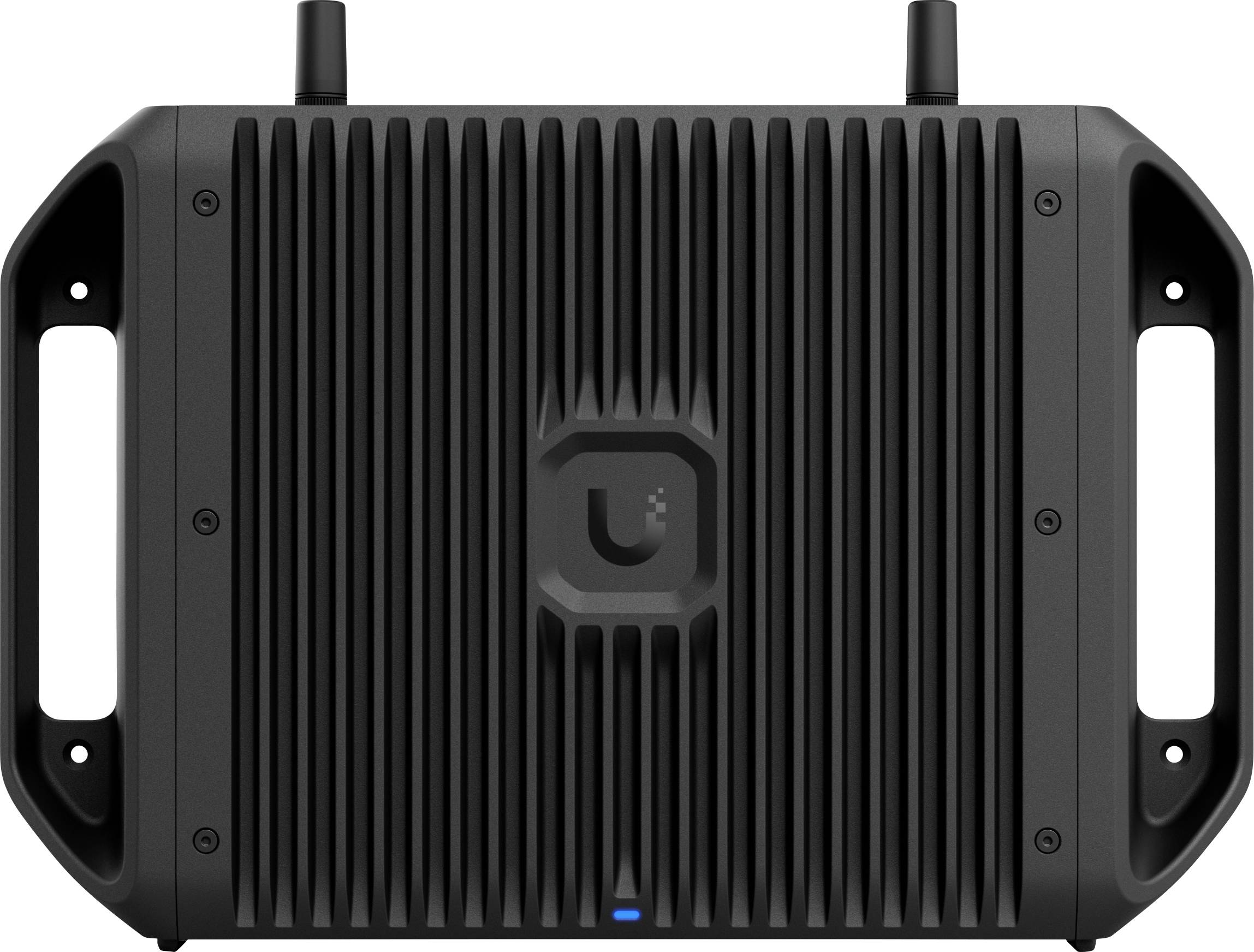 « Un routeur sans fil noir de forme rectangulaire avec des aérations, des poignées et deux antennes ; logo Ubiquiti au centre et un voyant LED bleu en dessous. »